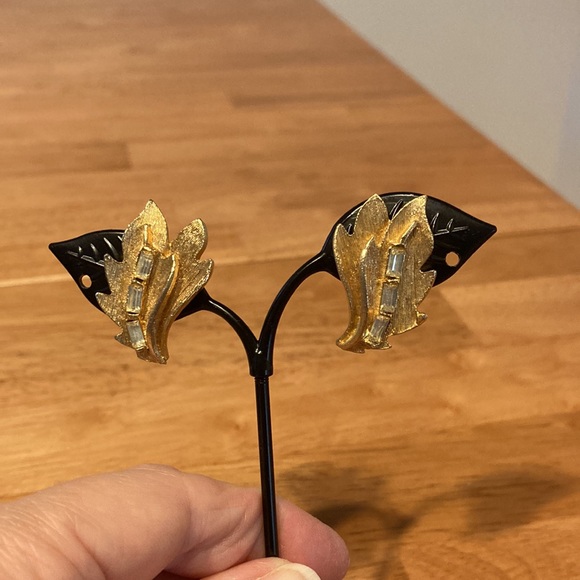 Vintage rhinestone earrings.  Leaf pattern with quality rhinestones.  Clip-on - Picture 2 of 4